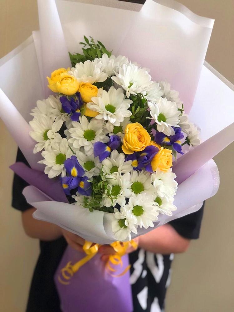 Букет цветов из: Ирисы, Хризантемы и Розы в Боровихе