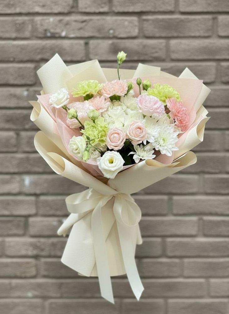 Букет цветов из: Гвоздики, Розы, Лизиантусы и Хризантемы в Боровихе