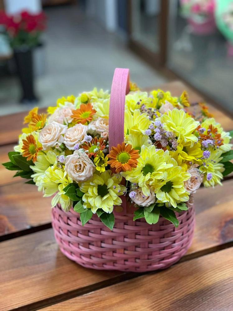 Цветочная композиция из Хризантемы и Розы в корзине в Боровихе