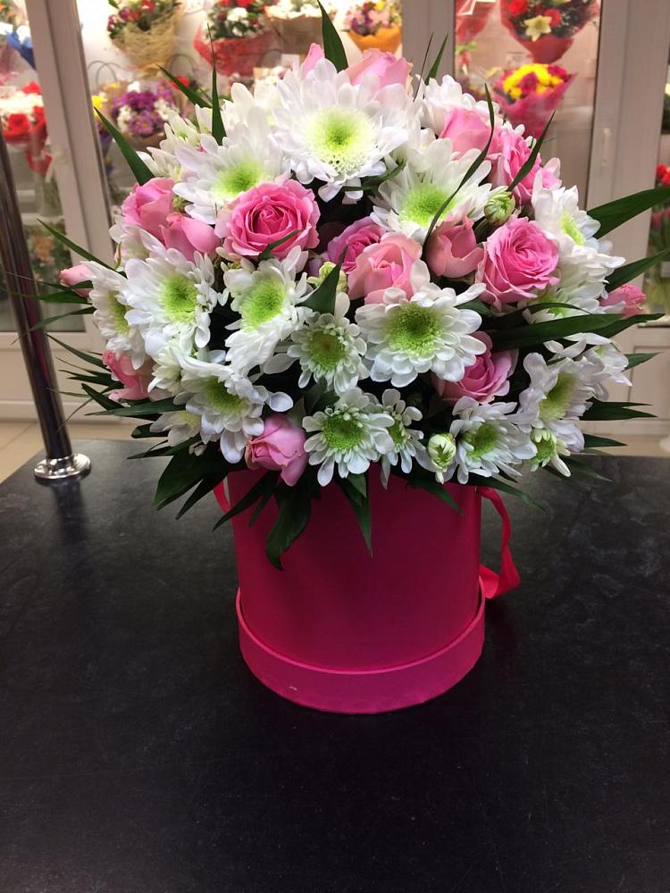 Цветочная композиция из Розы и Хризантемы в шляпной коробке в Боровихе