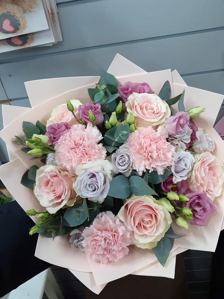 Букет цветов из: Розы, Гвоздики и Лизиантусы в Боровихе