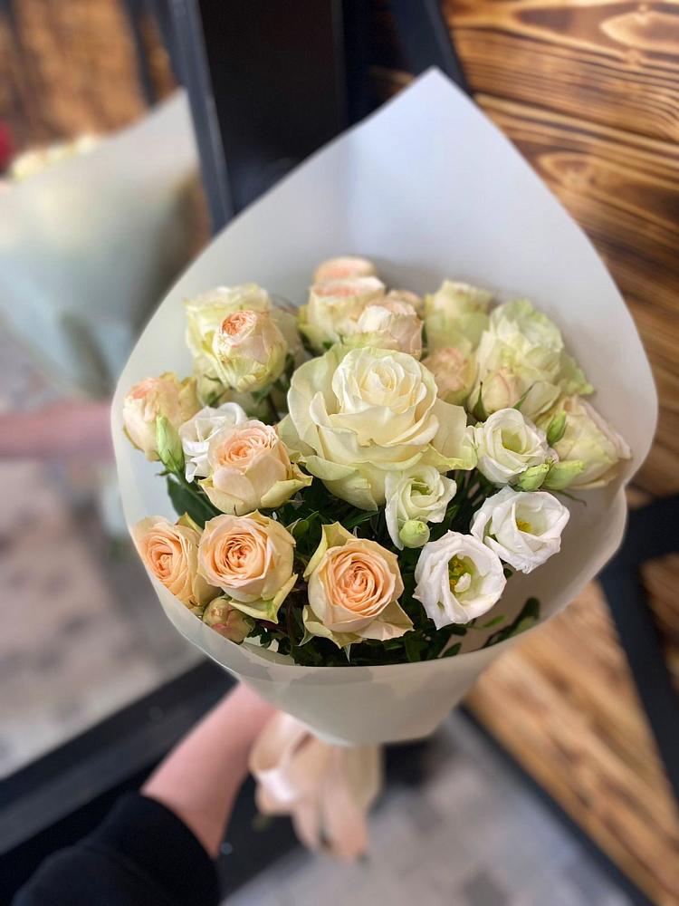 Букет цветов из: Розы и Лизиантусы в Боровихе